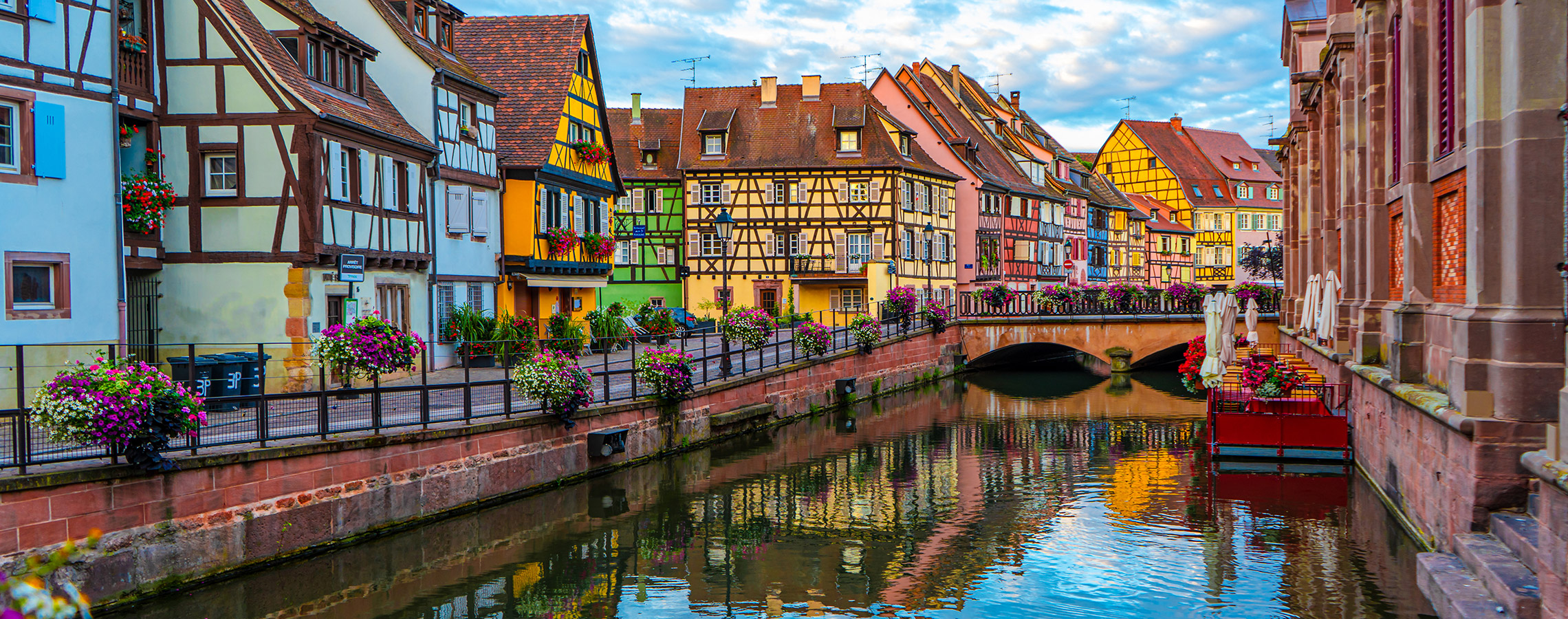 Case colorate sulla riva del fiume a Colmar, Alsazia