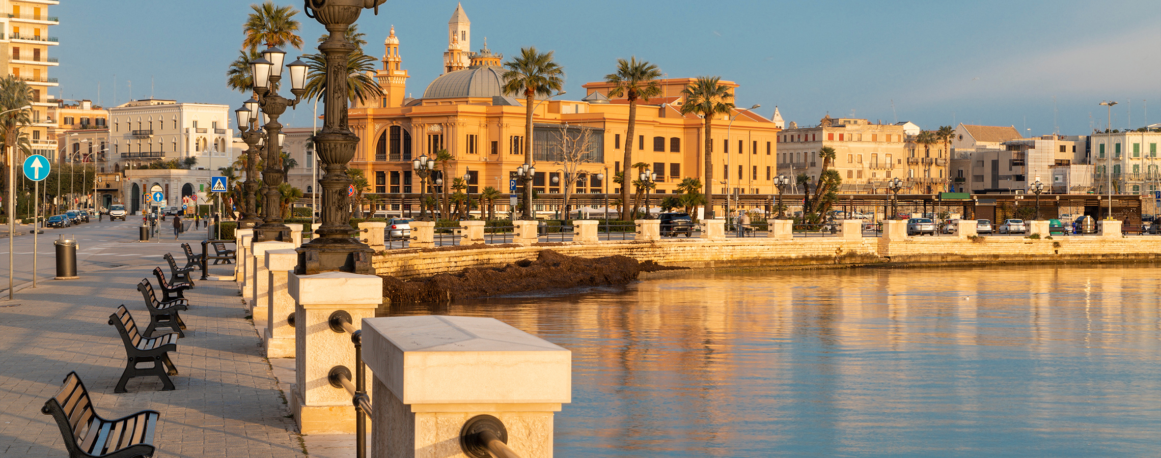 Bari - Il lungomare con il teatro al mattino