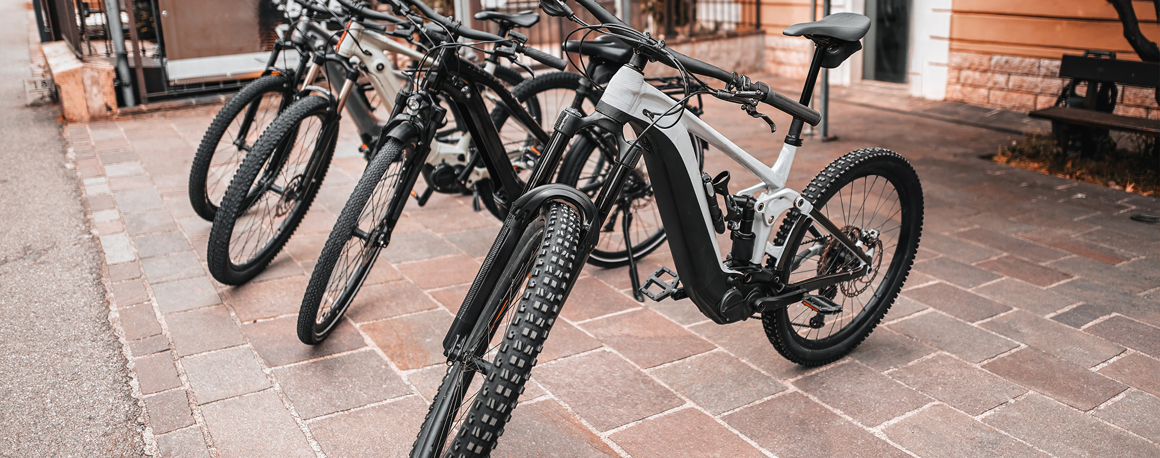 Biciclette elettriche parcheggiate fuori un negozio urbano
