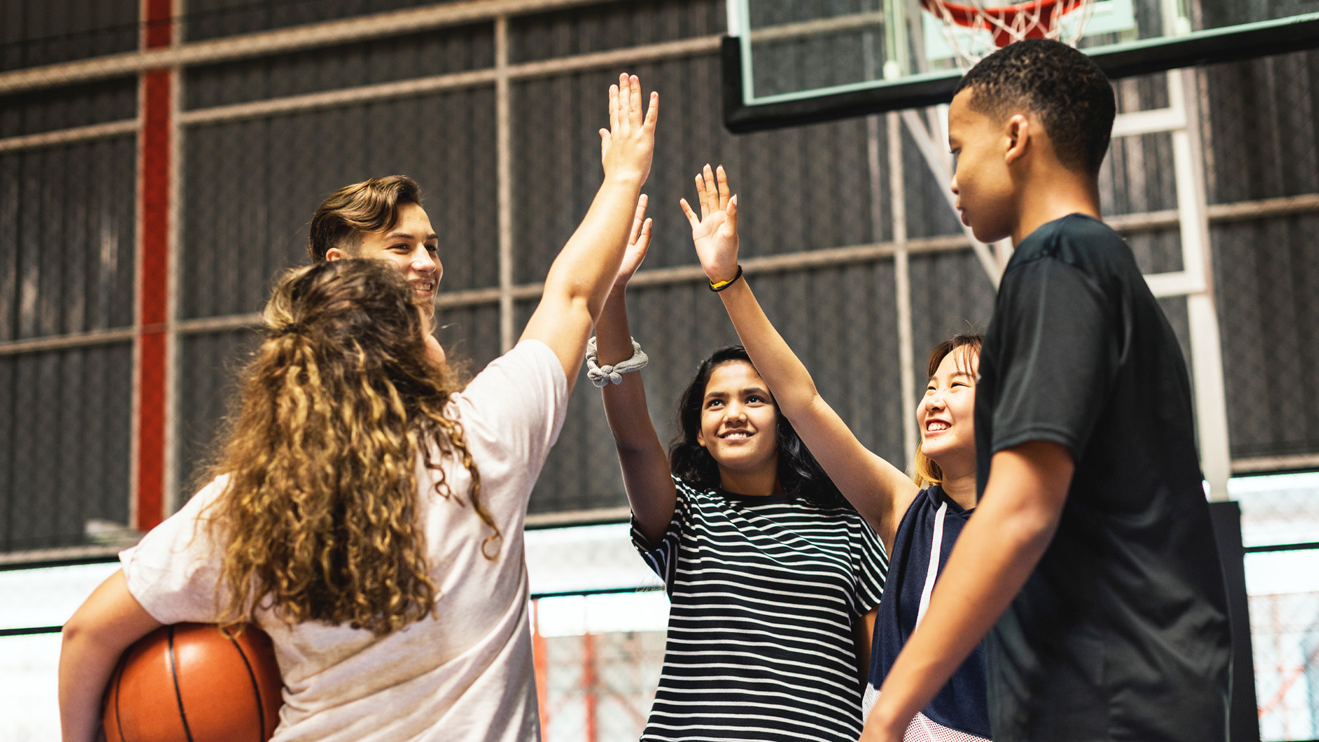 ragazzi che si danno il cinque