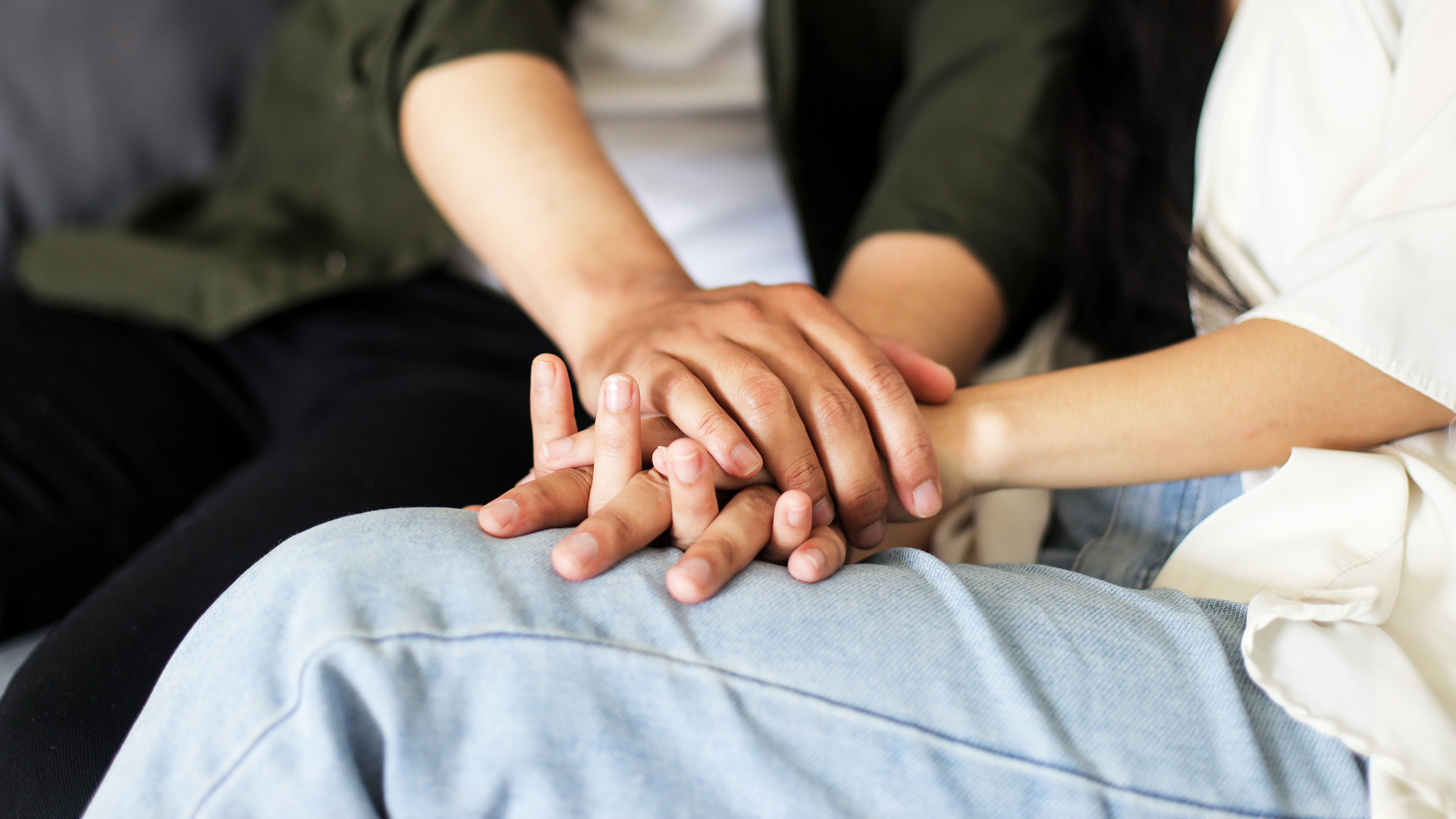 ragazzi che si tengono la mano