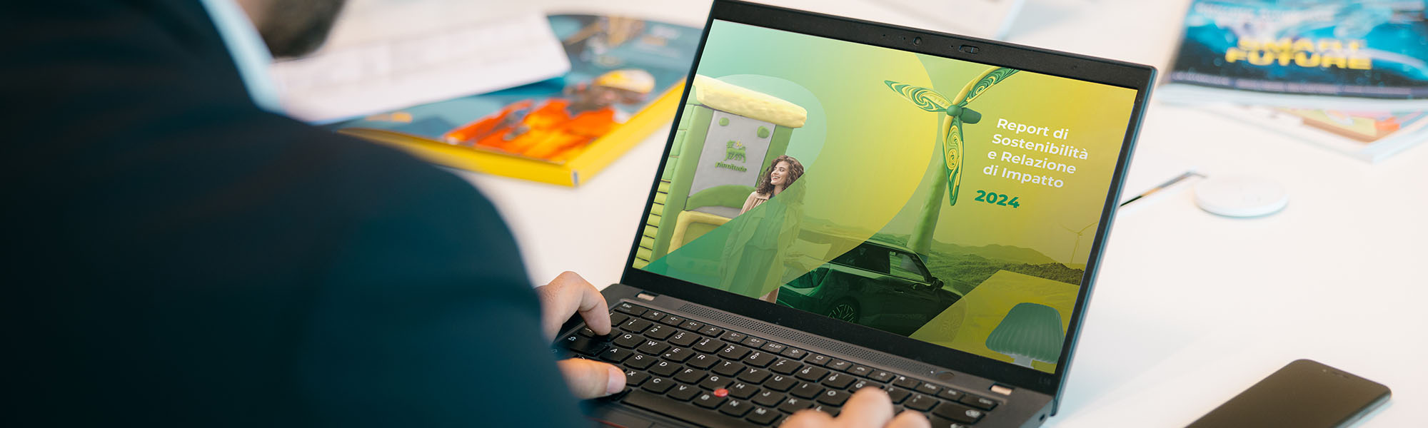 uomo che legge il Report di Sostenibilità e Relazione di Impatto 2024 dal pc