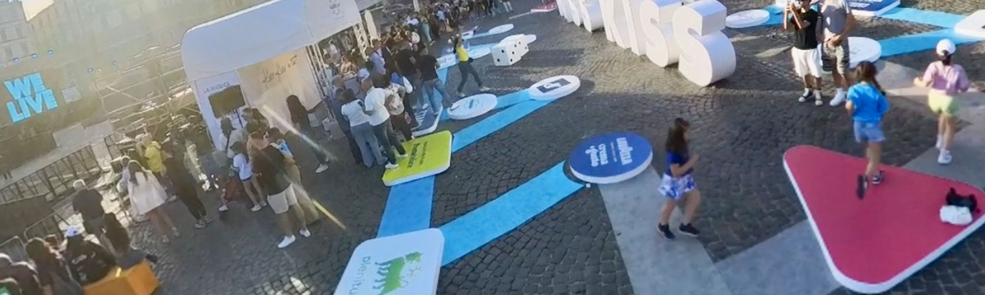 piazza con gli allestimenti di KissKiss Way