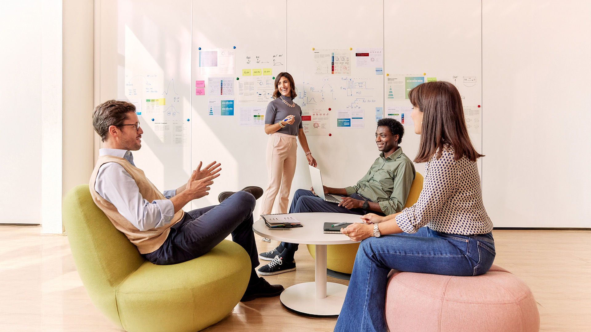 persone che parlano tra di loro