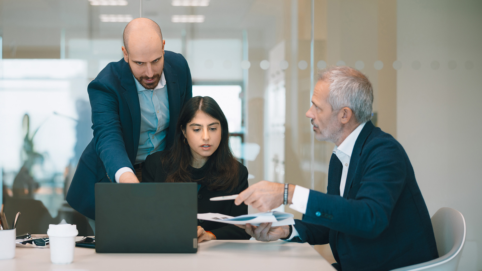 persone che parlano tra di loro