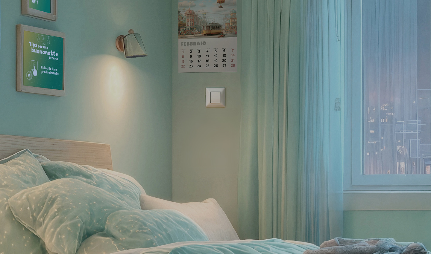 Una stanza da letto con giochi e un pc aperto, sullo schermo un cartone animato con un orso verde.